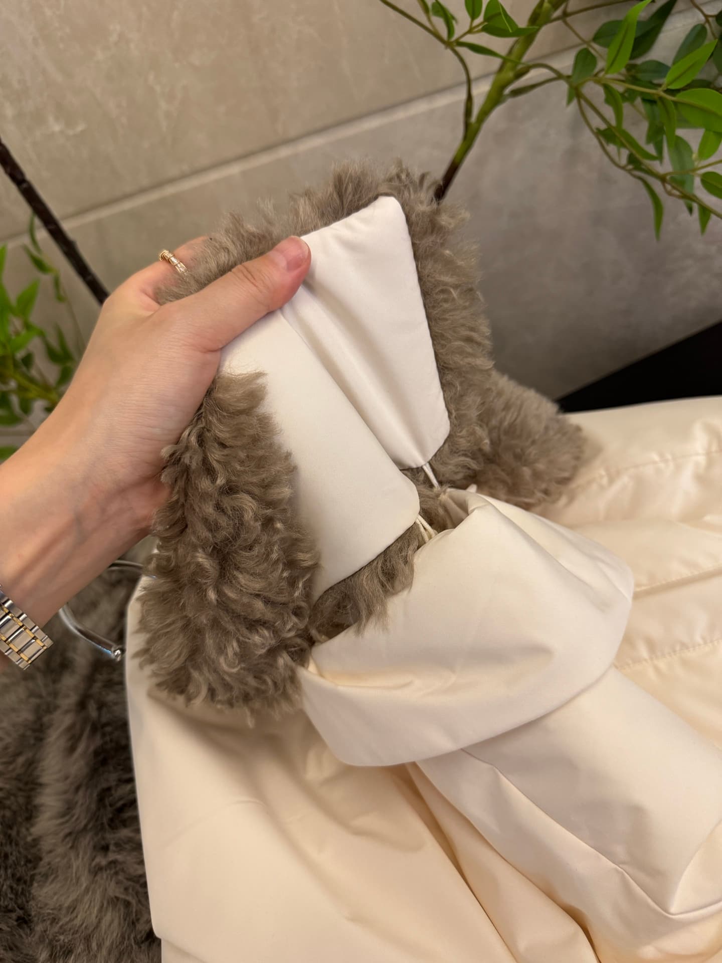 Shearling coat collar, in hand